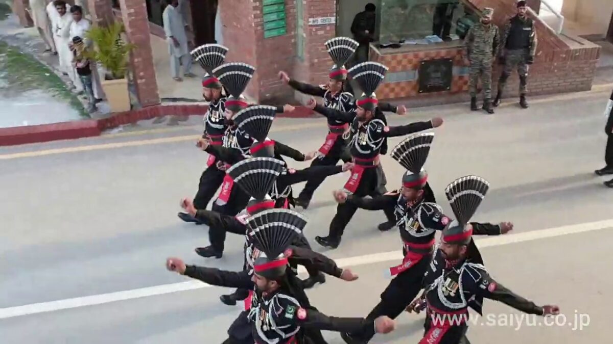 Enthusiastic Pakistanis at Wagha Border